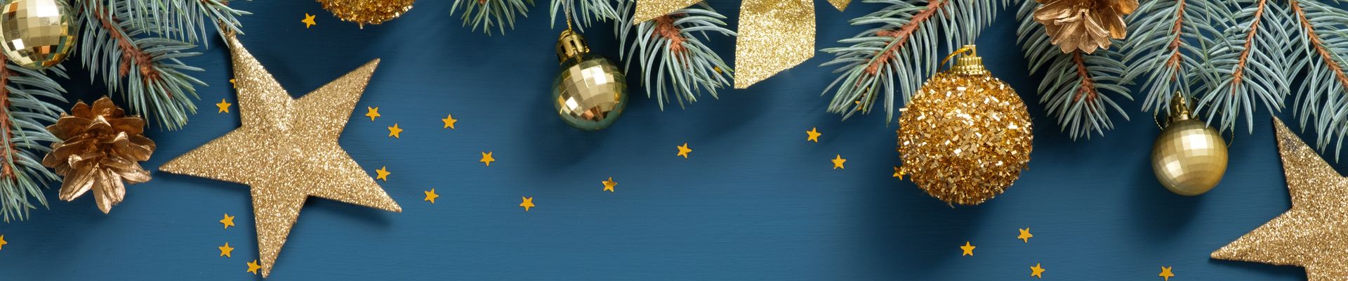 Weihnachtsschmuck wie Kugeln, Sterne und Schleifen sorgen für vorweihnachtliches Flair.