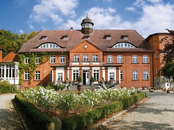 2 Tage Jubiläumsdeal im Schloss – 1 Nacht in Crivitz OT Basthorst, Mecklenburg-Vorpommern inkl. Halbpension
