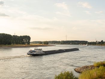 Riverfront Escape am malerischen Rhein
