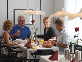 Brückenschoppen in Würzburg auf alter Mainbrücke